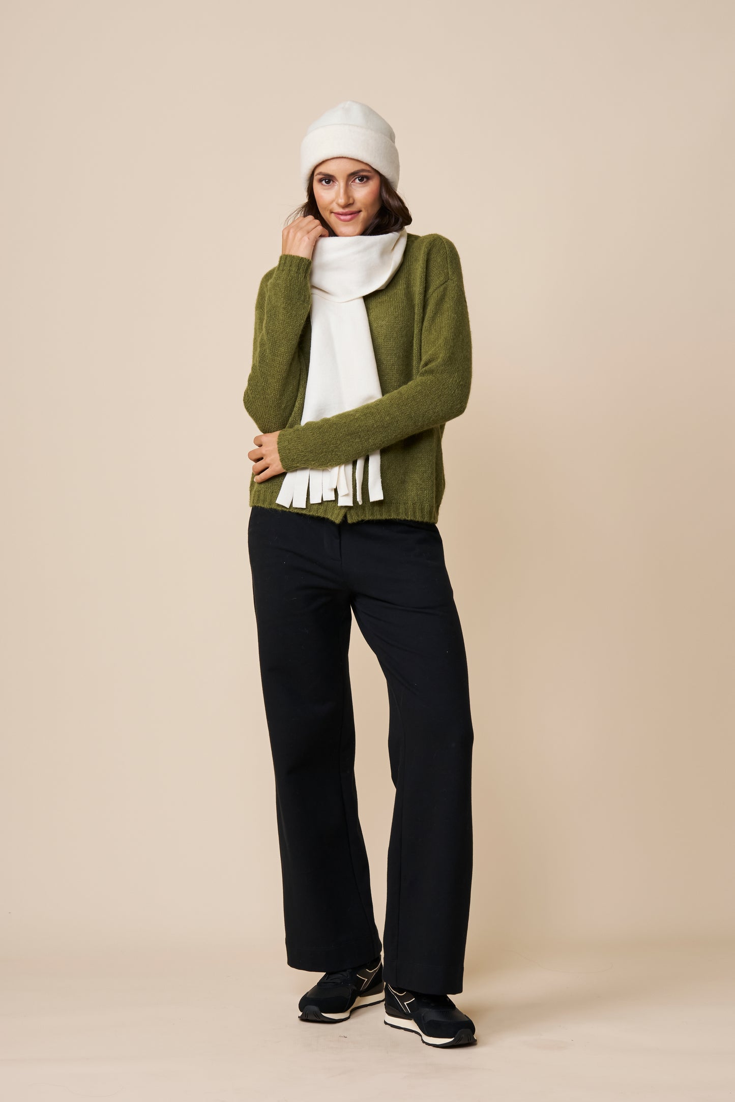 Schal Model Filipa weiß aus nachhaltiger Bio-Wolle weich und warm mit Fransenabschluss