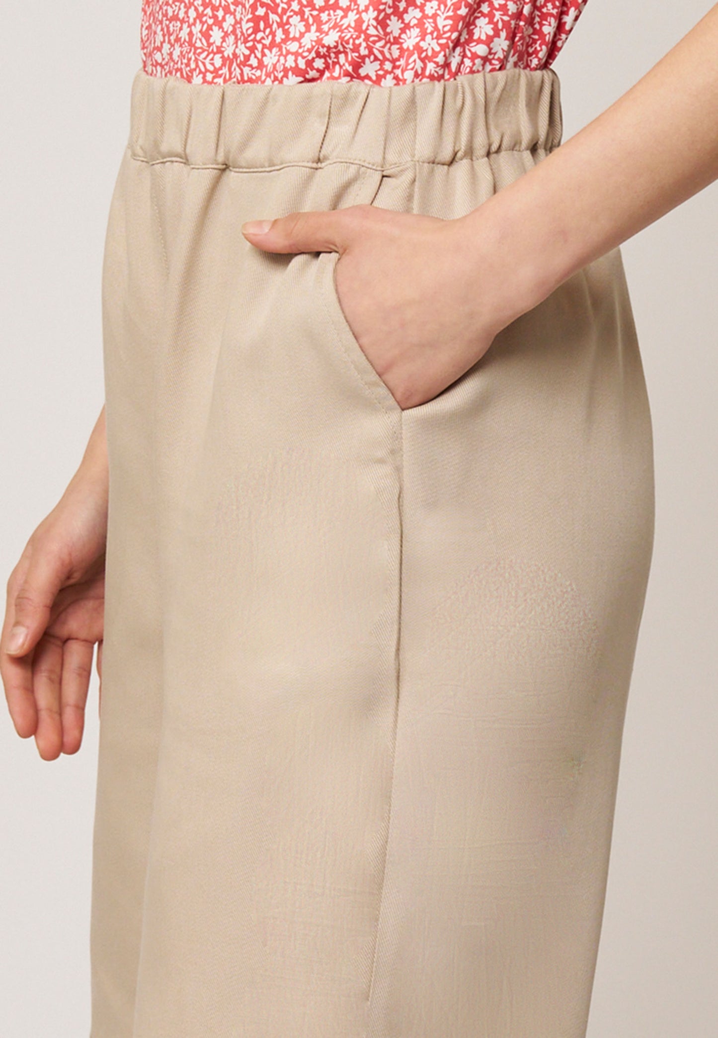 Shorts, Modell Azita in heller Sandfarbe mit elastischem Bund und seitlicher Eingrifftasche, Nahaufnahme getragen