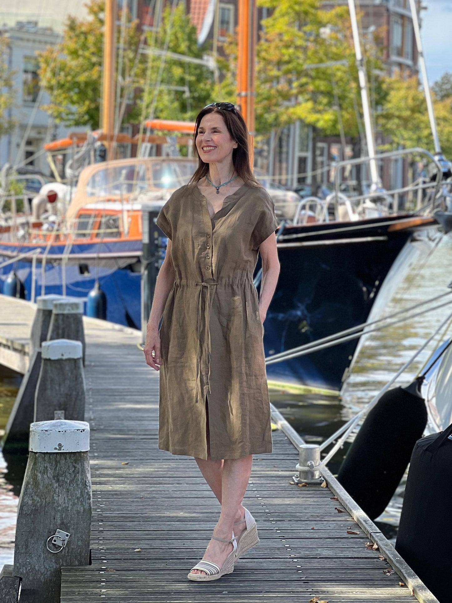 Kleid, Modell Filipa in natürlichem Braun mit kurzem Arm, lockerem Schnitt und Kordelzug für lässigen Sommerstil