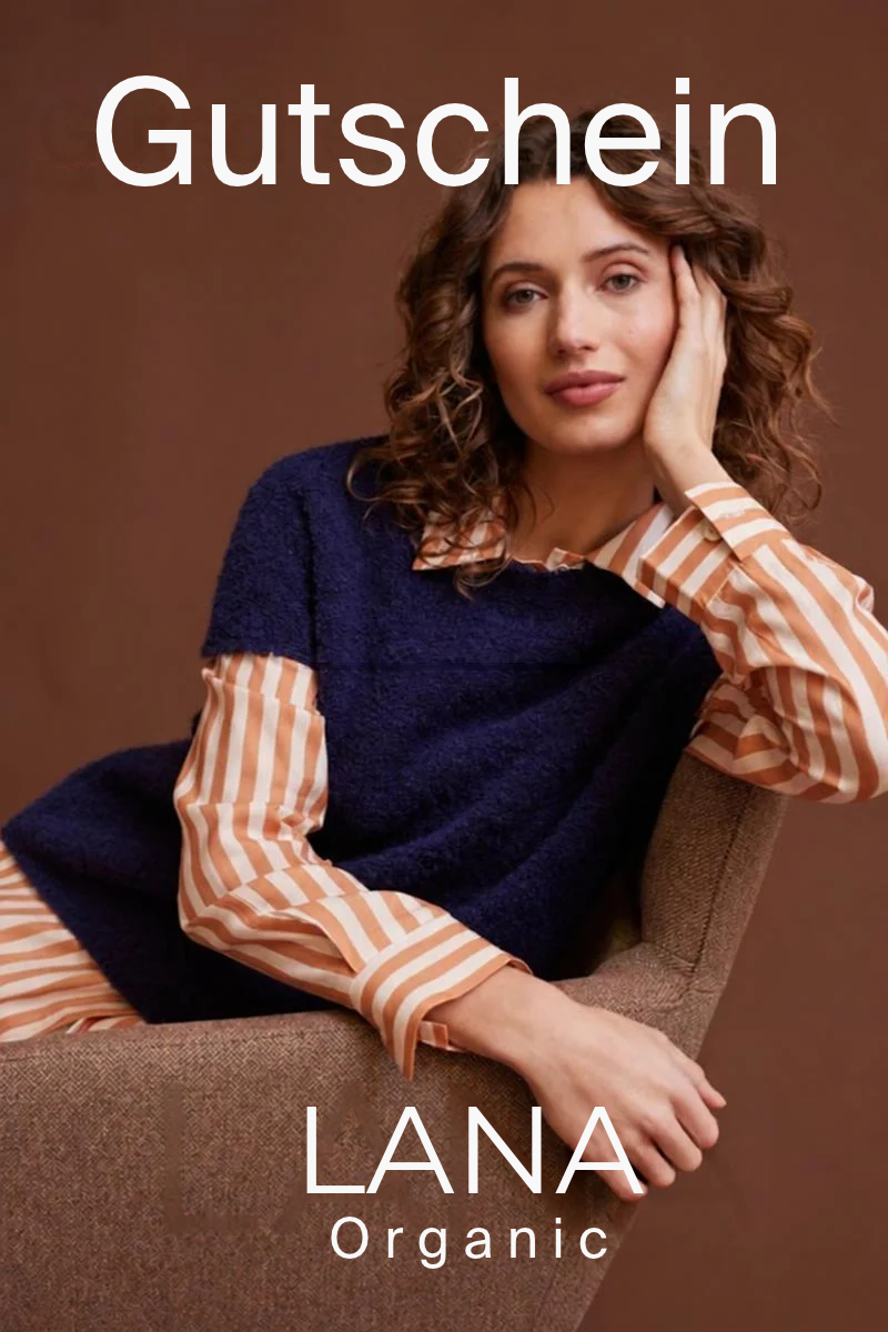 Geschenkgutschein von LANA Organic mit Frau im dunkelblauen Pullover und gestreifter Bluse