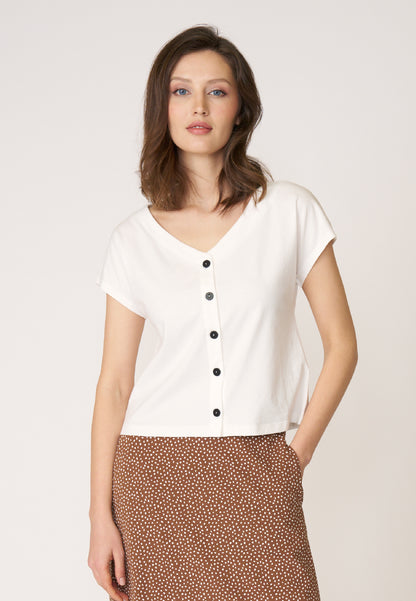Shirt, Modell Edda in schlichtem Weiß mit V-Ausschnitt, kurzen Ärmeln und dekorativer Knopfleiste für einen zeitlosen Look