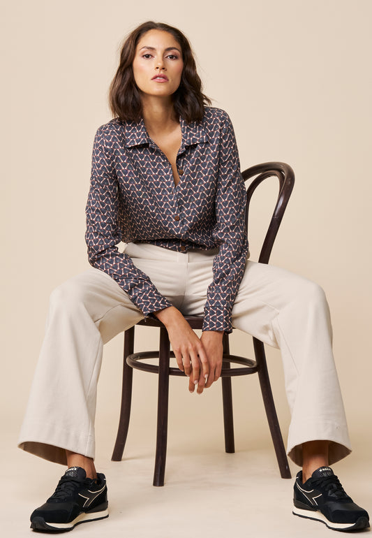 Bluse, Modell Edita, bedruckt, nachhaltiges Material, langärmlig, strukturierter Kragen, dunkelblau mit Muster