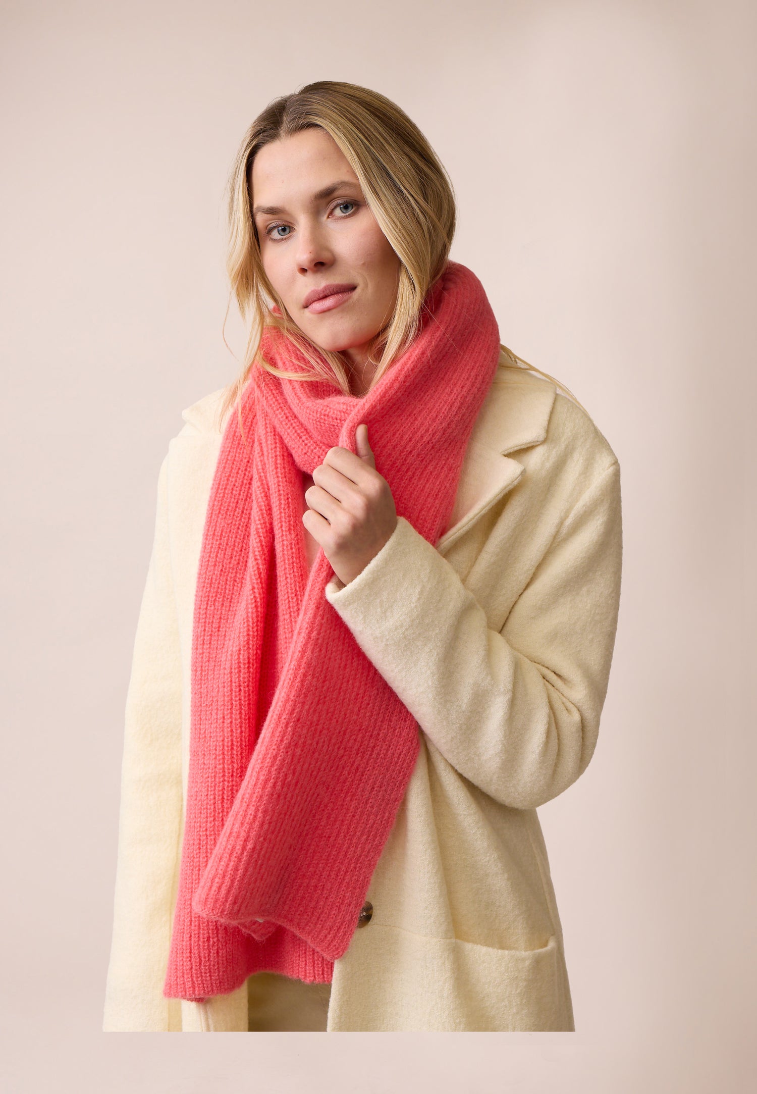 Schal Solange gestrickt in sunkist coral aus nachhaltiger Bio-Wolle weich und warm