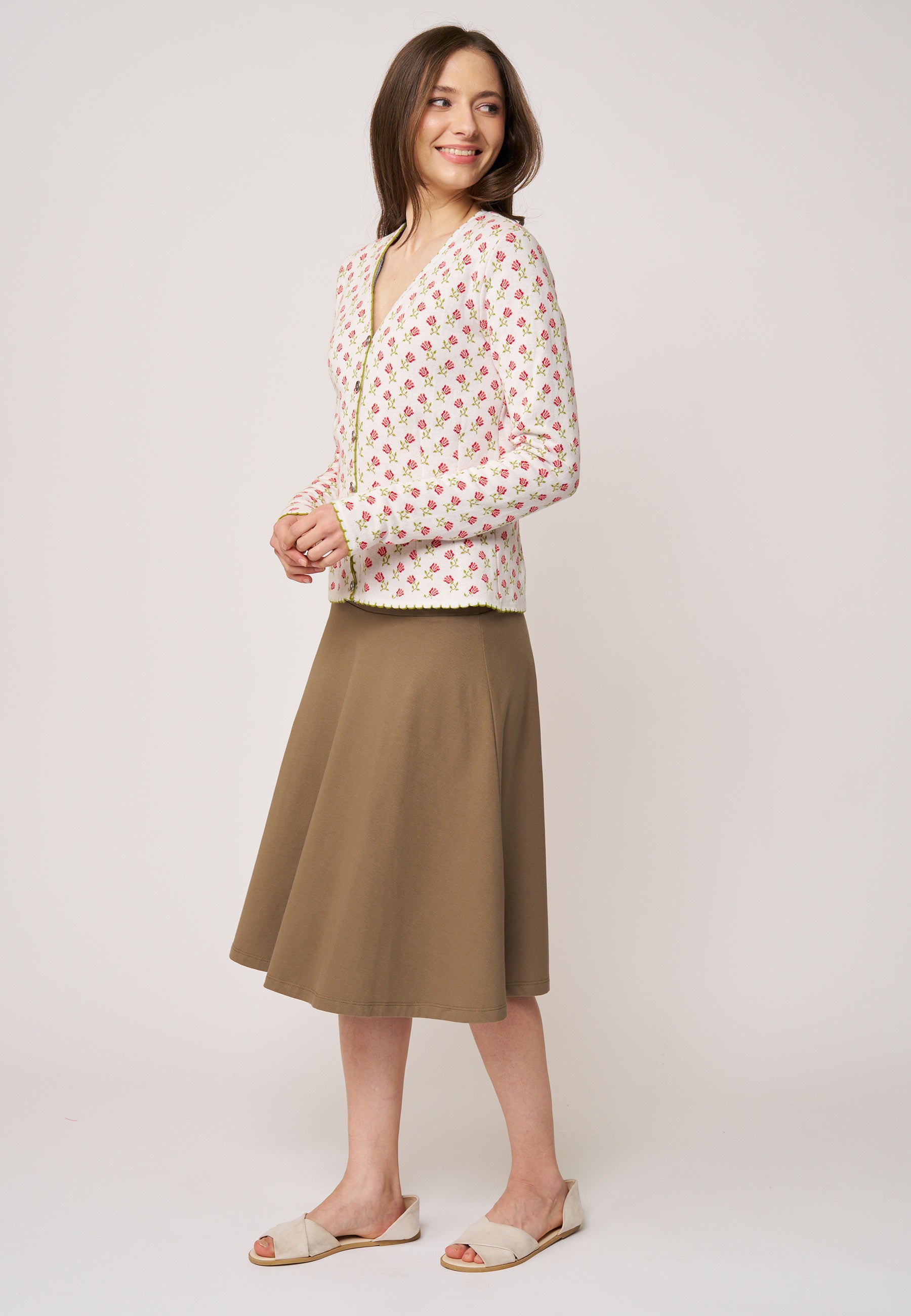 Strickjacke, Modell Lucien, in hellem Ecru mit kleinem Blütenmuster und feinem grünen Zierabschluss, Seitenansicht