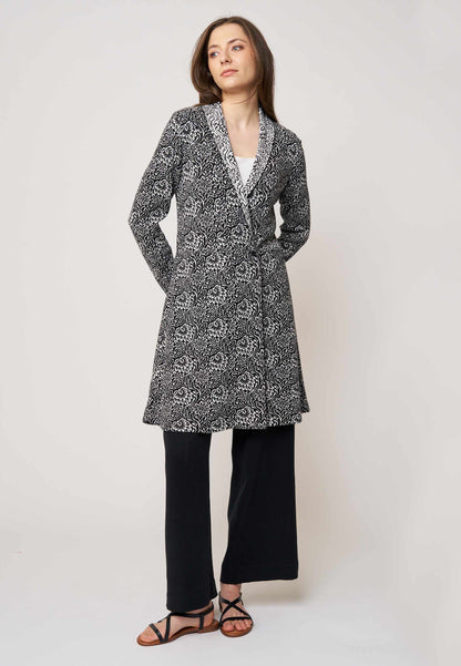 Strickjacke, Modell Jolina lang in schwarz-ecru mit floralem Muster, seitliche Ansicht, langärmelig getragen
