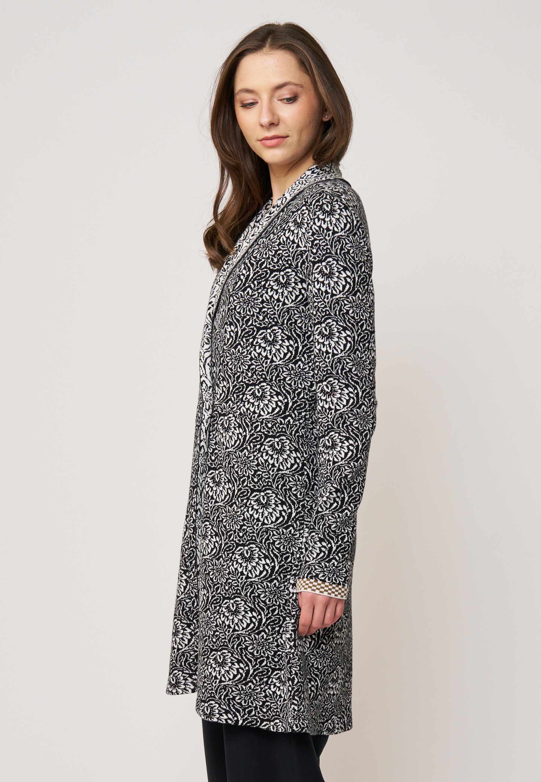Strickjacke, Modell Jolina lang in Schwarz mit weißem floralem Muster und dezentem Kontrast am Ärmelabschluss, Seitenansicht
