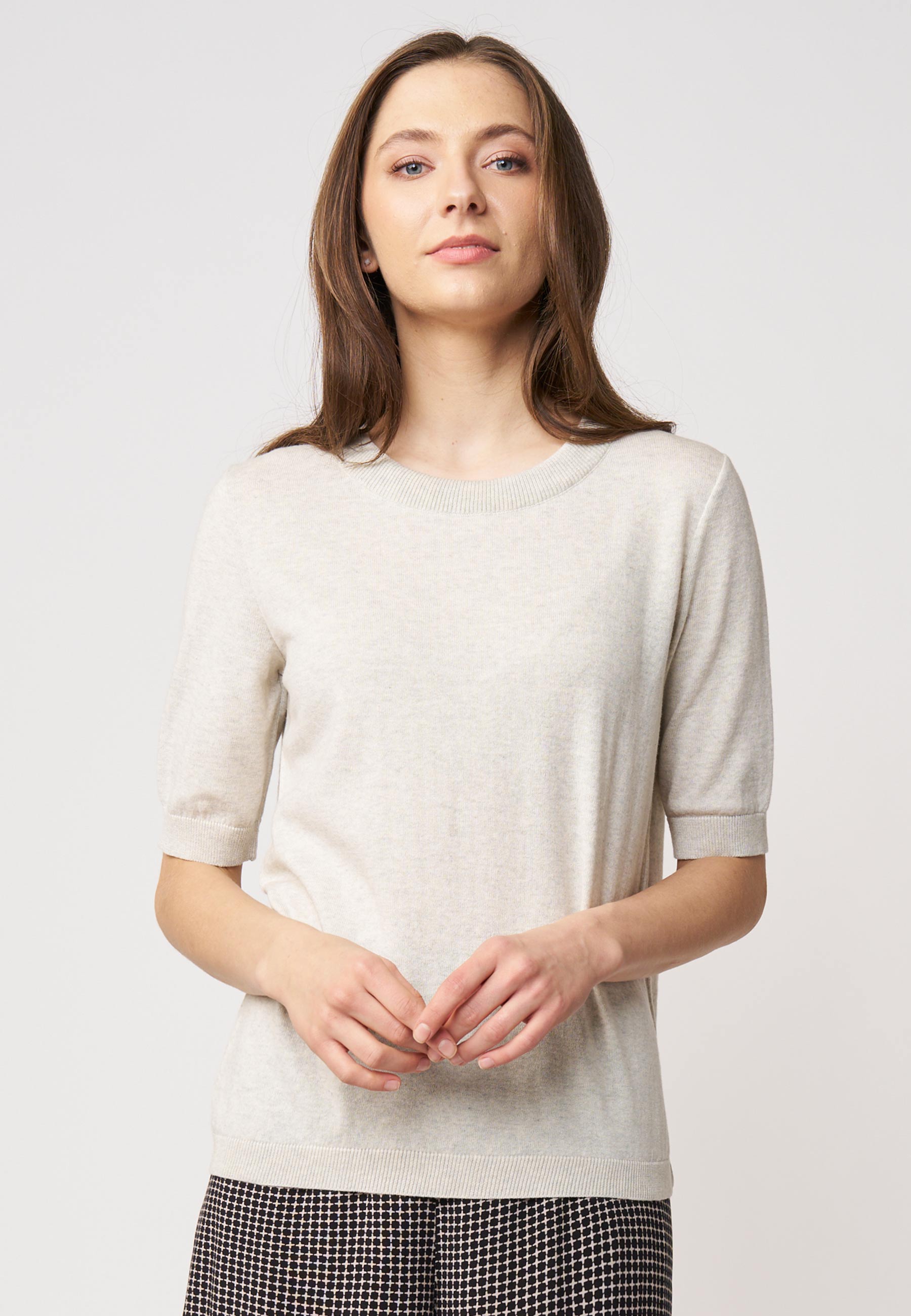 Pulli, Modell Alisa in hellem Beige mit halblangen Ärmeln und feinem Strick für einen eleganten Komforttag