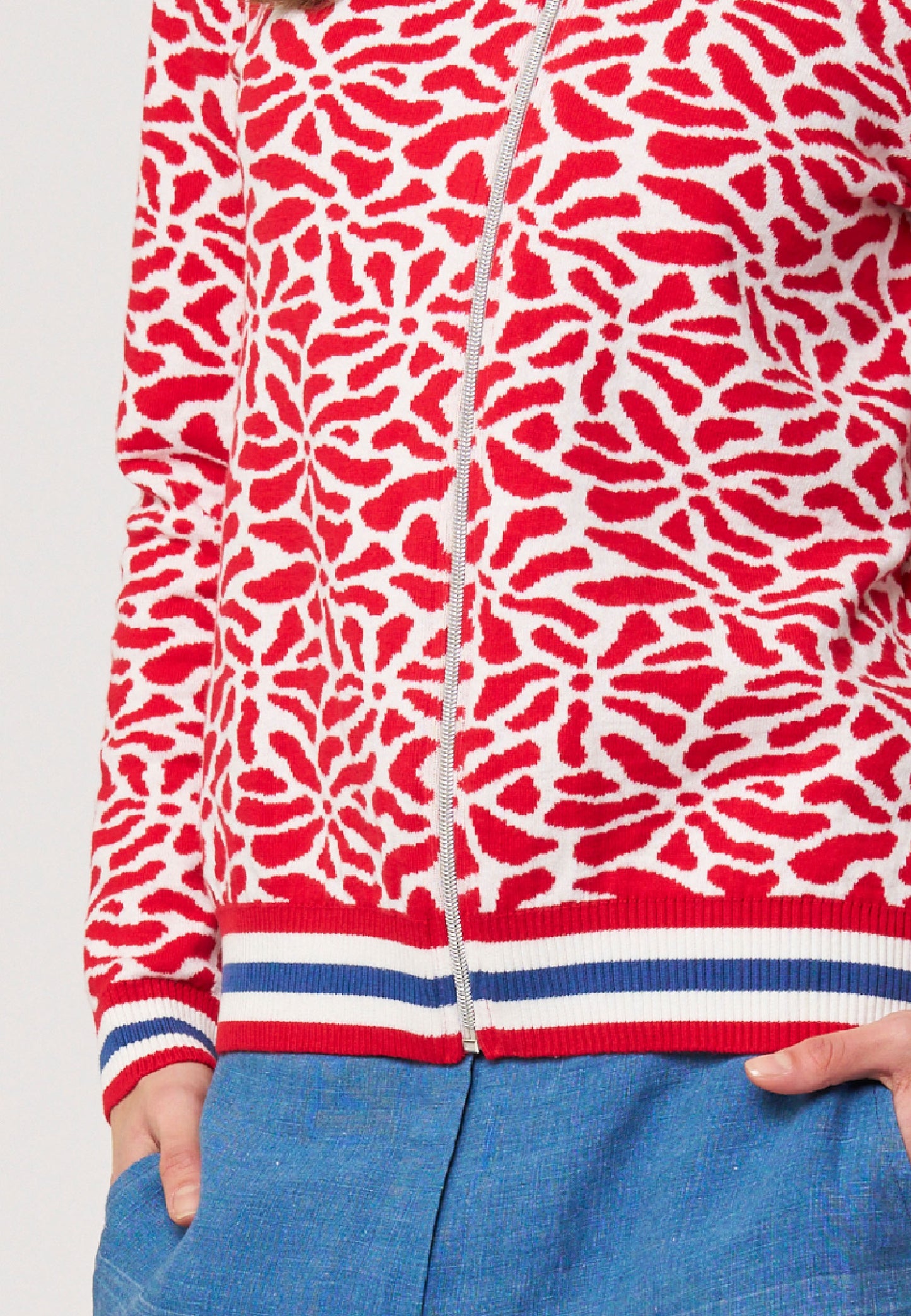 Strickjacke, Modell Alsora in Rot-Weiß mit lebendigem Muster und sportlichen Bündchen, frontal getragen