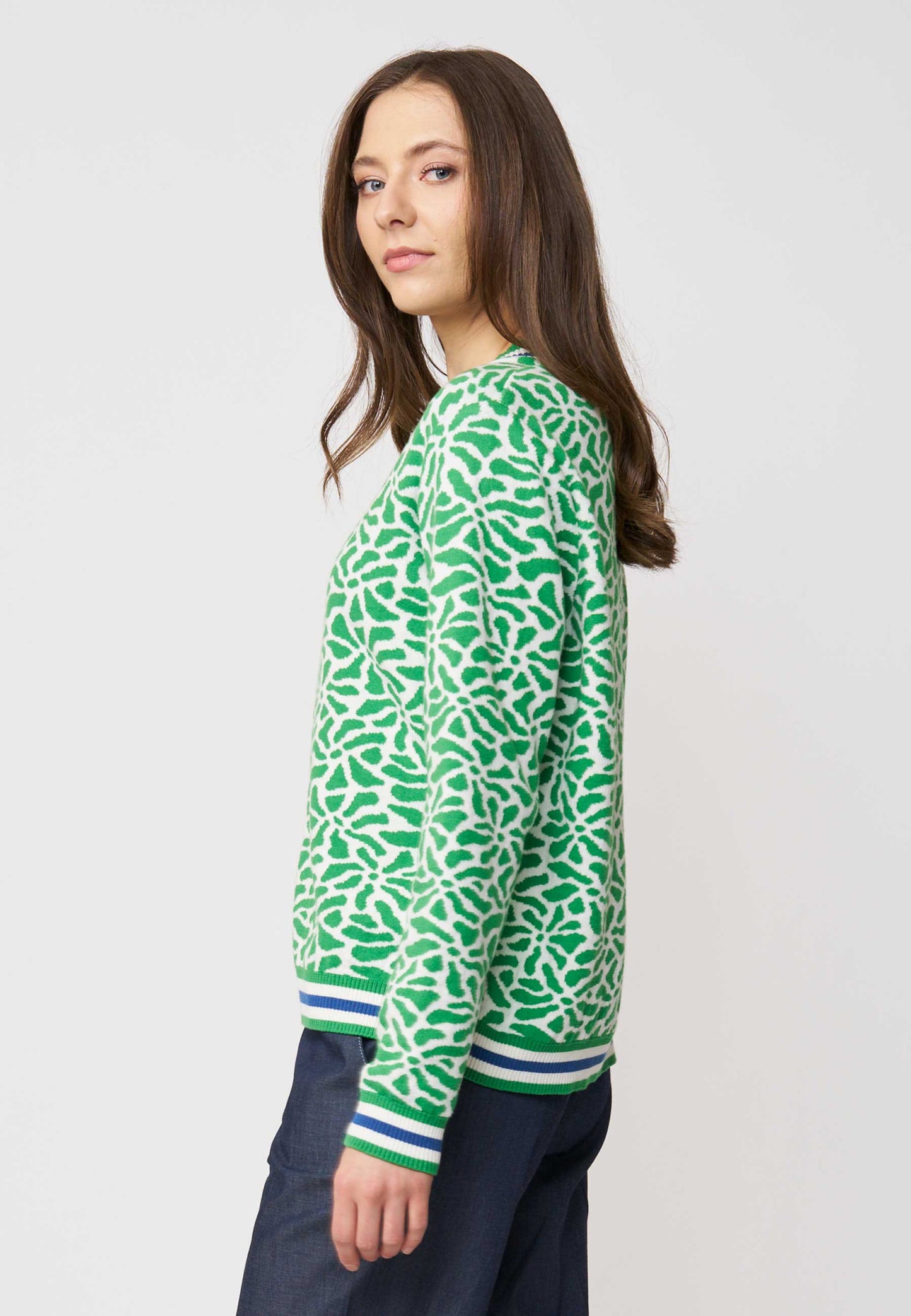 Strickjacke, Modell Alsora in island-grün mit modernem Muster und kontrastierendem Streifenbündchen, seitliche Ansicht