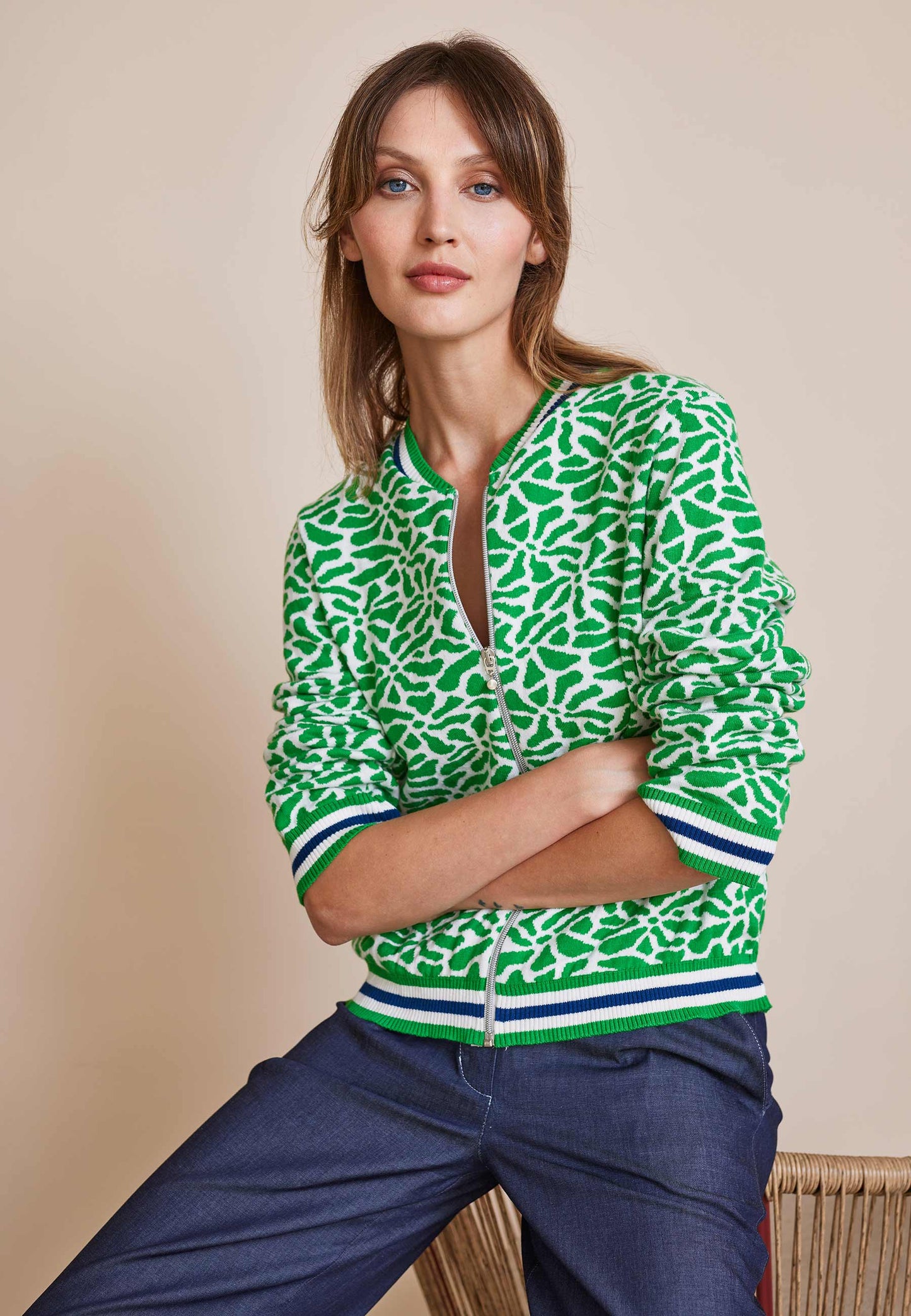 Strickjacke, Modell Alsora in frischem Grün mit grafischem Muster und sportlichen Bündchen, frontal getragen