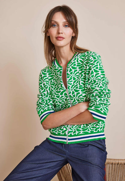Strickjacke, Modell Alsora in frischem Grün mit grafischem Muster und sportlichen Bündchen, frontal getragen