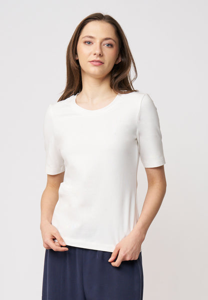 Shirt, Modell Vinnie in schlichtem Weiß mit halblangen Ärmeln und figurbetontem, angenehmem Material