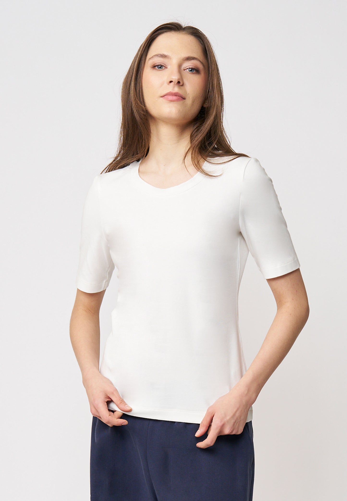 Shirt, Modell Vinnie in schlichtem Weiß mit halblangen Ärmeln und angenehmem, leichtem Material für feminine Silhouette