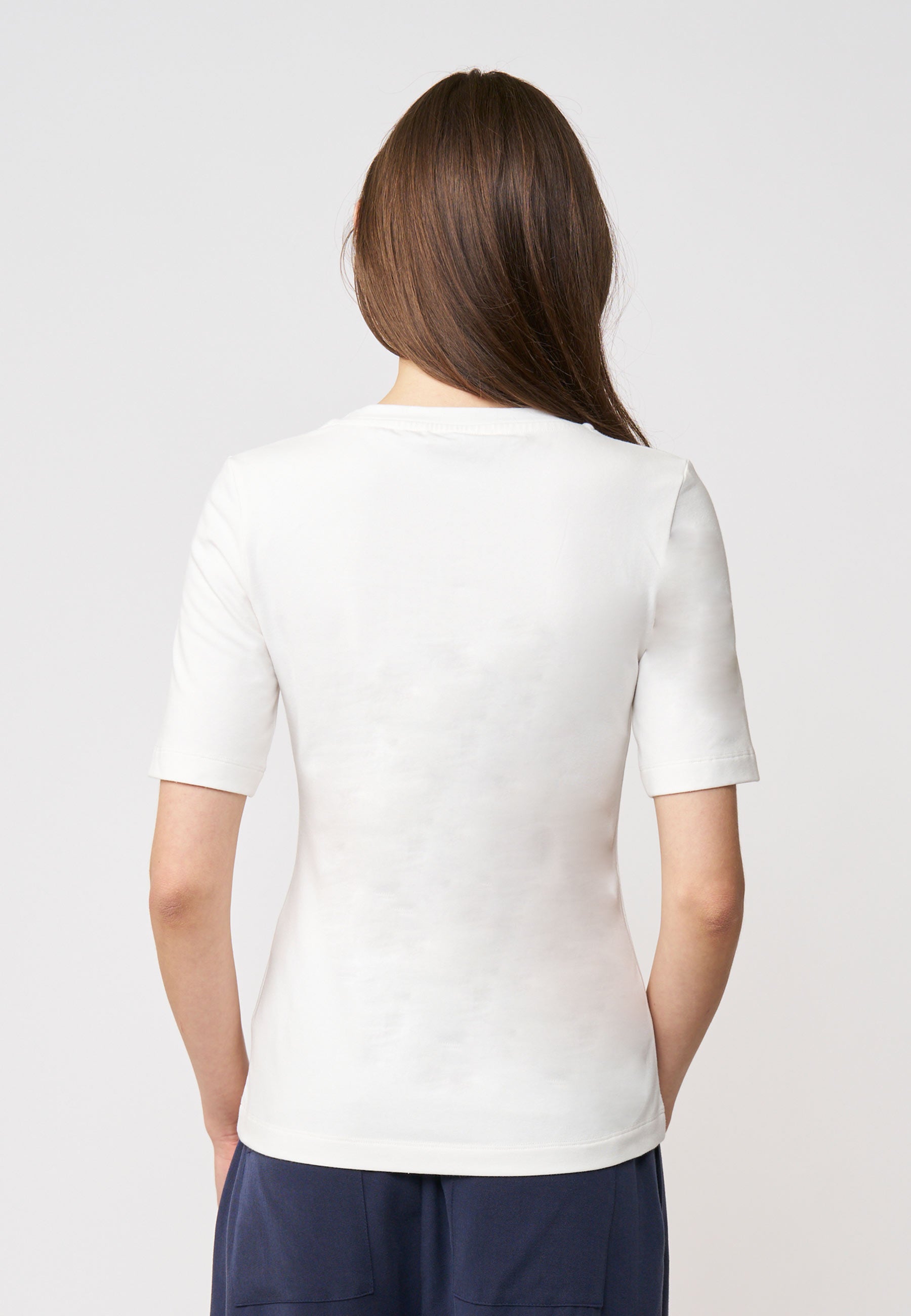 Shirt, Modell Vinnie in klarem Weiß mit halblangen Ärmeln und figurbetonter Silhouette aus angenehmem Stoff