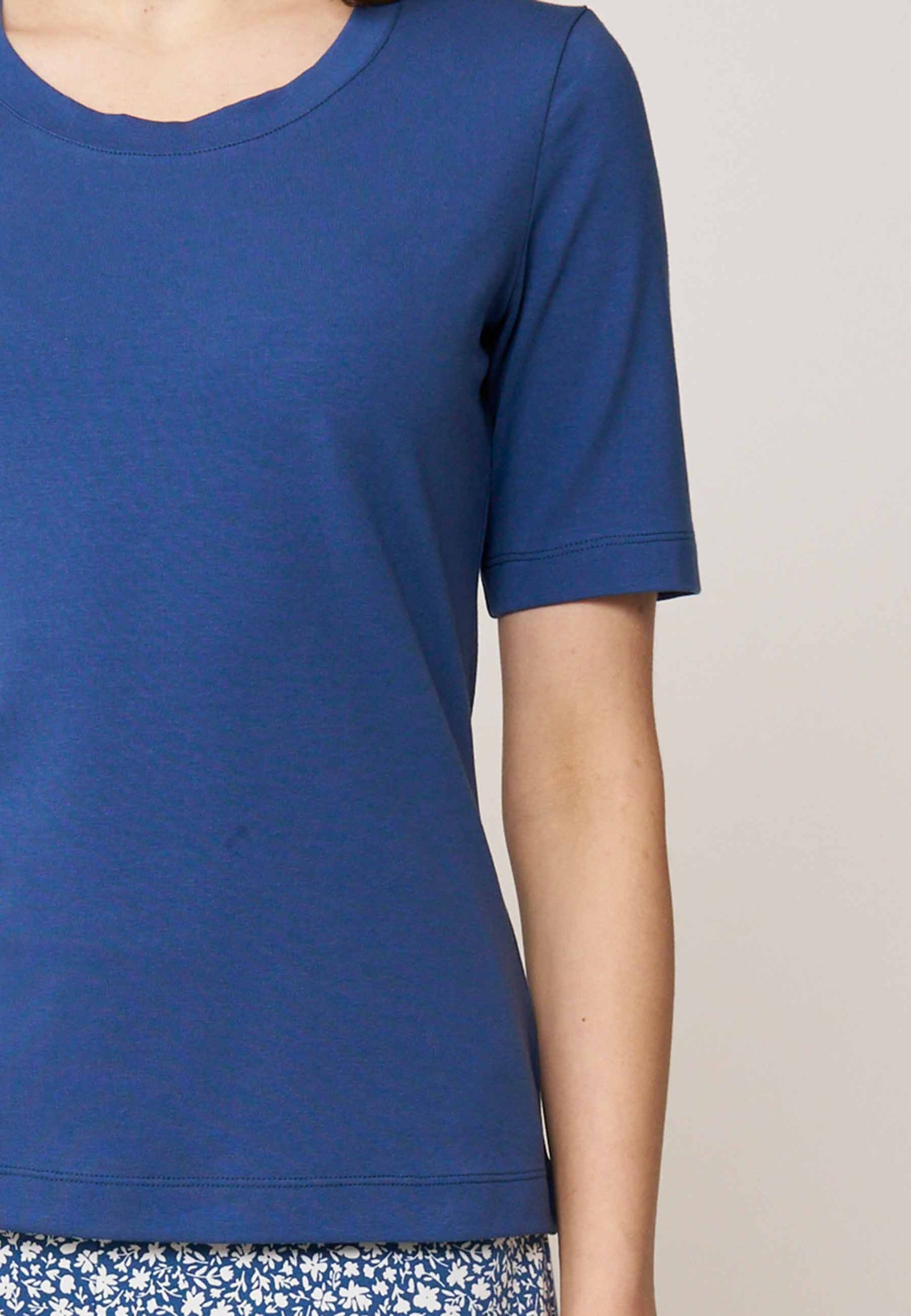 Shirt, Modell Vinnie in kühlem Blau mit halblangen Ärmeln und geradem Schnitt aus angenehmem, softem Material