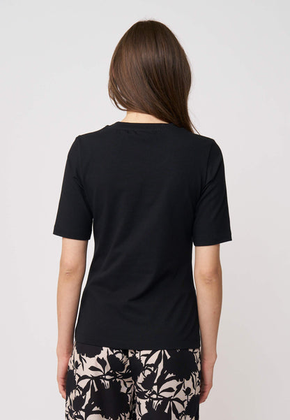 Shirt, Modell Vinnie in klassischem Schwarz mit halblangen Ärmeln und schlichter, figurbetonter Passform aus weichem Stoff