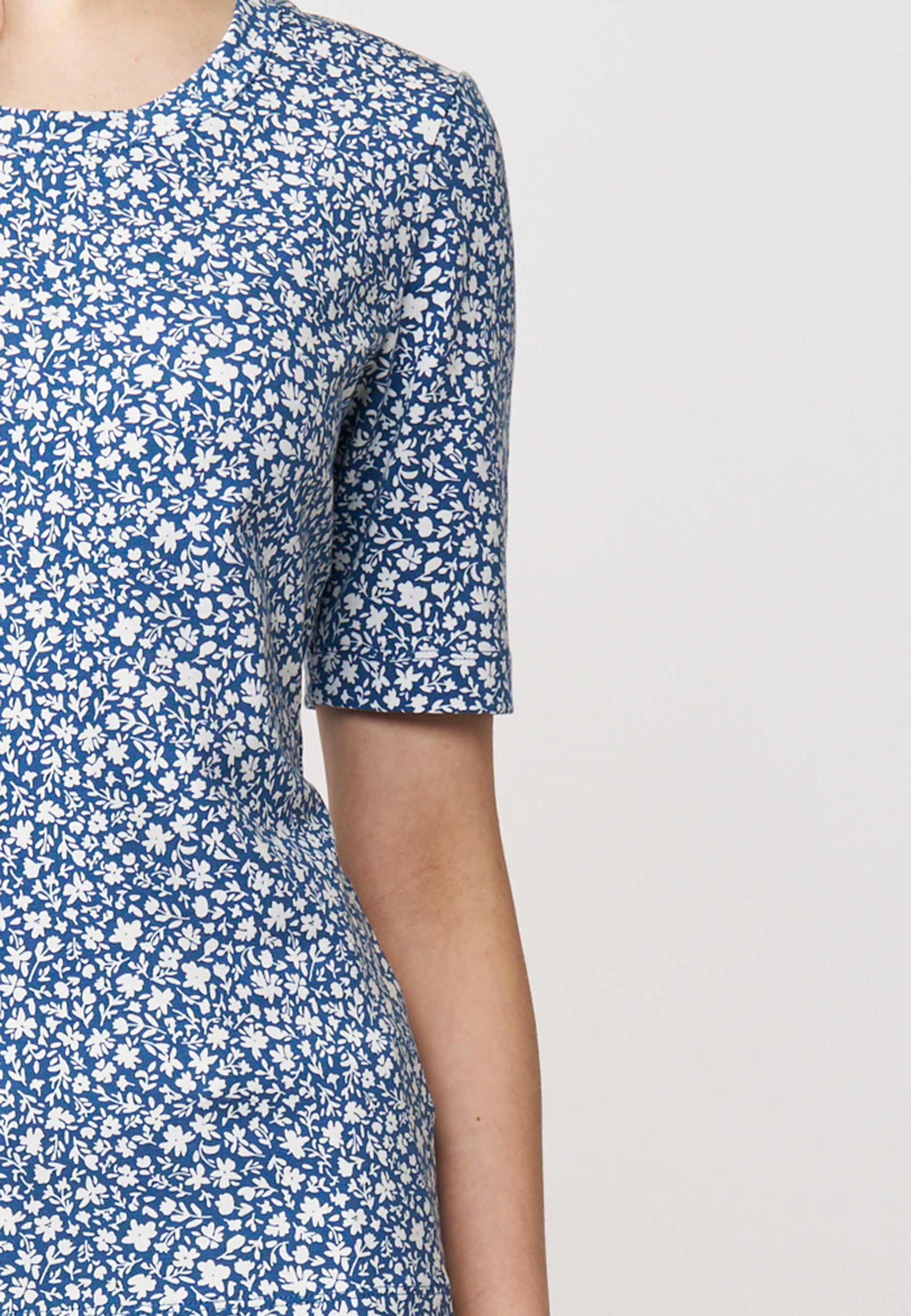 Shirt, Modell Vinnie mit blauem Grund und weißem Blütenmuster, halblangen Ärmeln und schmaler Passform