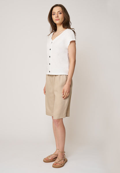 Shirt, Modell Edda in Weiß mit kurzen Ärmeln und schwarzer Knopfleiste für schlichte Eleganz und sommerlichen Komfort