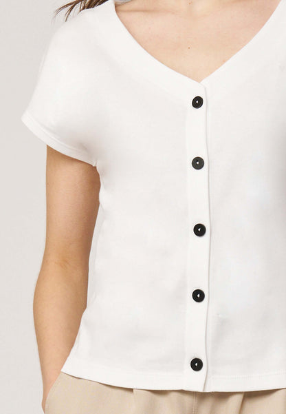 Shirt, Modell Edda mit kurzem Arm und V-Ausschnitt in schlichter weißer Optik und Knopfleiste für vielseitigen Stil