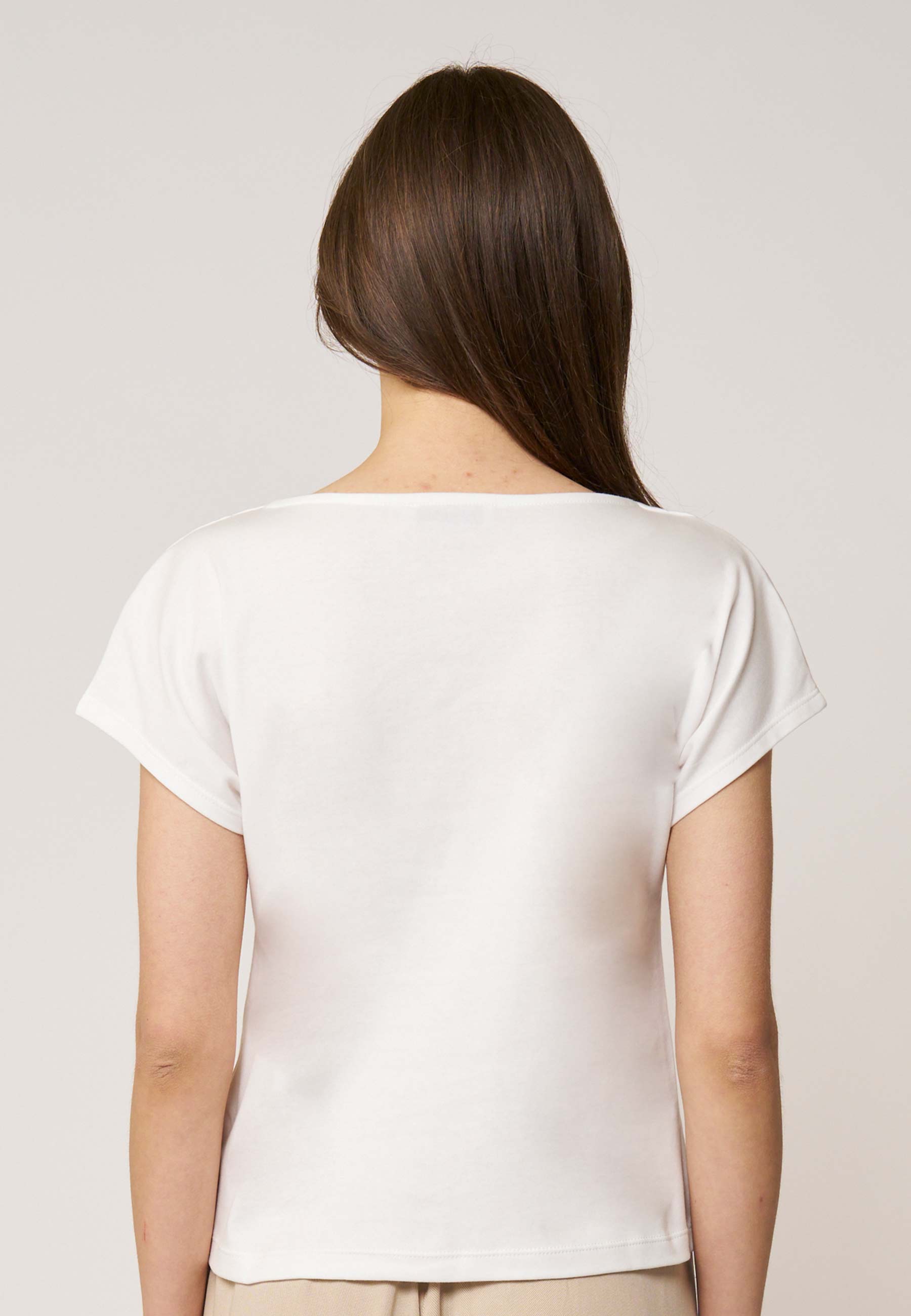 Shirt, Modell Edda in reinem Weiß mit kurzem Ärmel und legerem Schnitt für unkomplizierte Alltagslooks