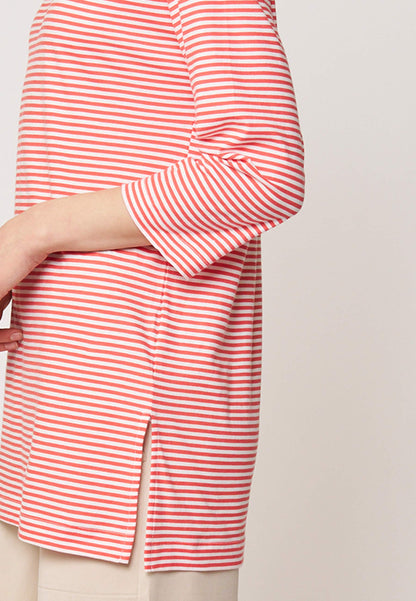 Longshirt, Modell Lia mit rot-weiß gestreiftem Muster, 3/4-Ärmeln und seitlichem Schlitz für einen lässigen Casual-Look