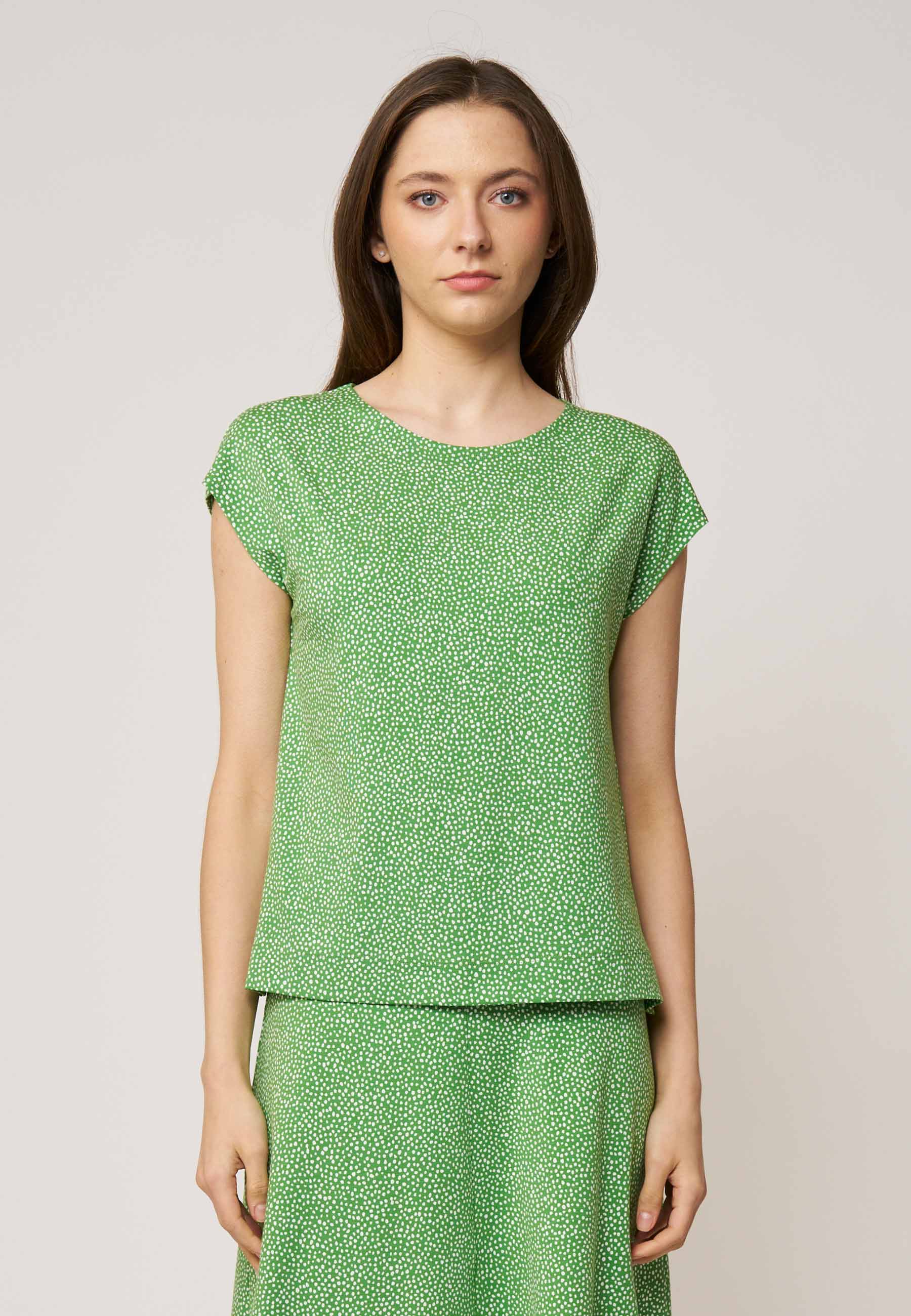 Shirt, Modell Kim in frischem Grün mit zartem Muster, locker geschnitten und mit kurzem Arm für einen leichten Sommerlook