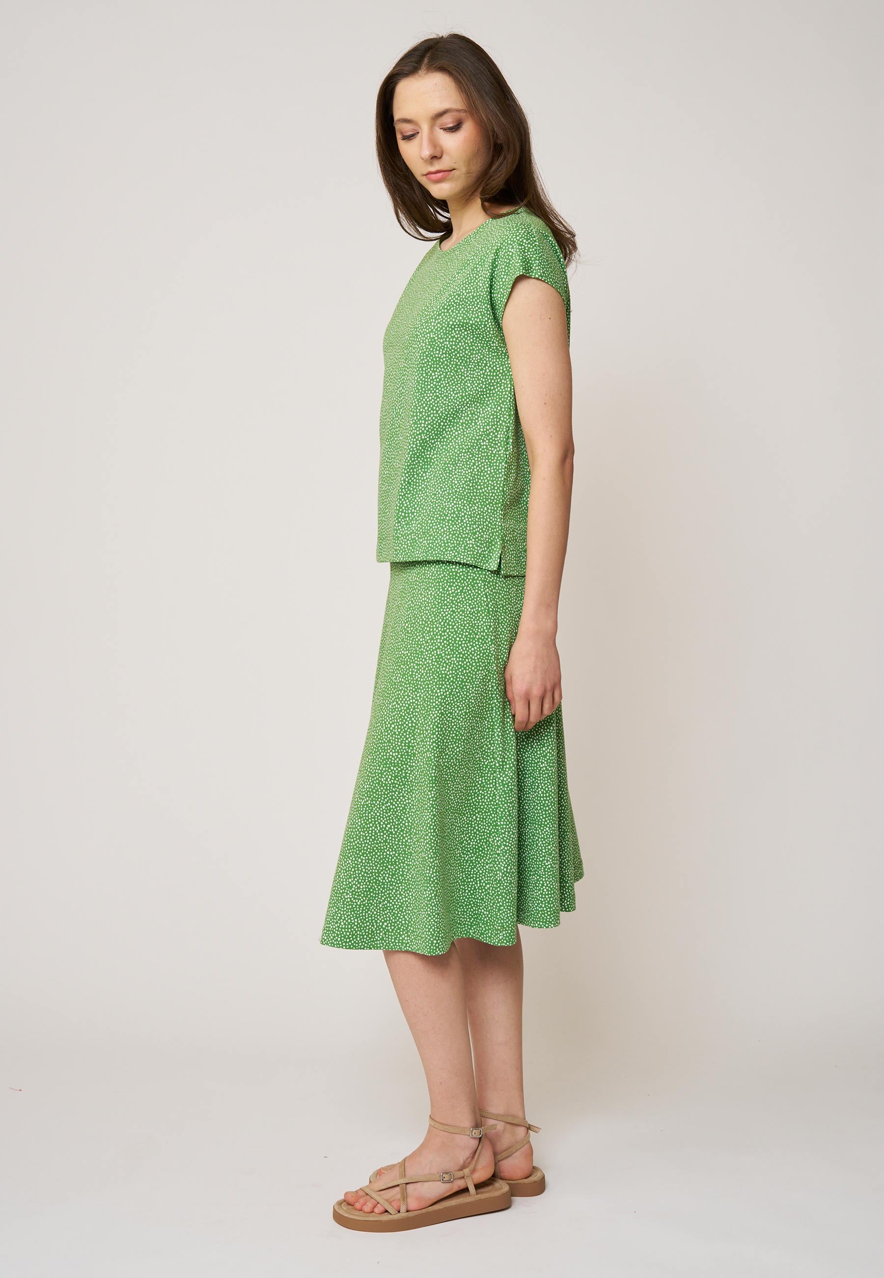 Shirt, Modell Kim in hellem Grünton mit feinem Muster, kurzärmelig, seitlich getragen von stehendem Model