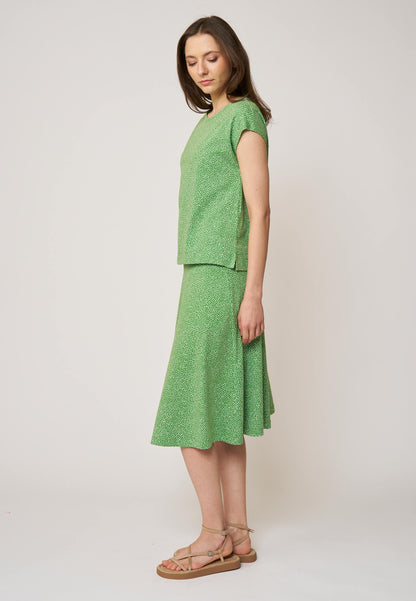 Shirt, Modell Kim in hellem Grünton mit feinem Muster, kurzärmelig, seitlich getragen von stehendem Model