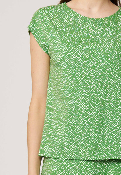 Shirt, Modell Kim in frischem Grün mit zartem Tupfenmuster, kurzem Ärmel und lockerem Schnitt für leichten Tragekomfort