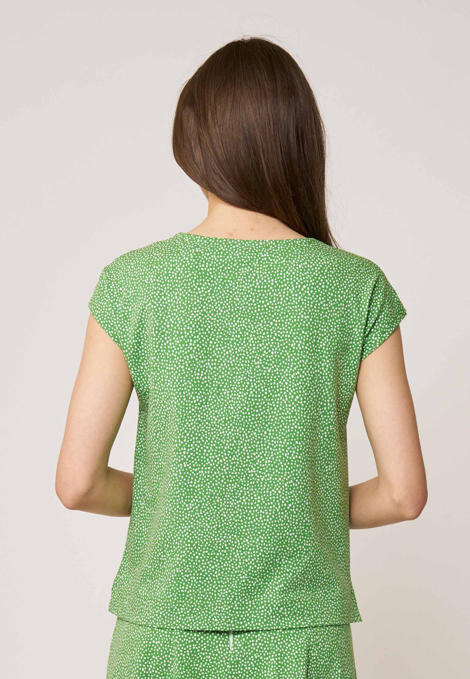 Shirt, Modell Kim in frischem Grün mit feinem Tupfenmuster und legerem, kurzärmeligem Schnitt für sommerliche Leichtigkeit