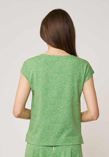 Shirt, Modell Kim in frischem Grün mit feinem Tupfenmuster und legerem, kurzärmeligem Schnitt für sommerliche Leichtigkeit