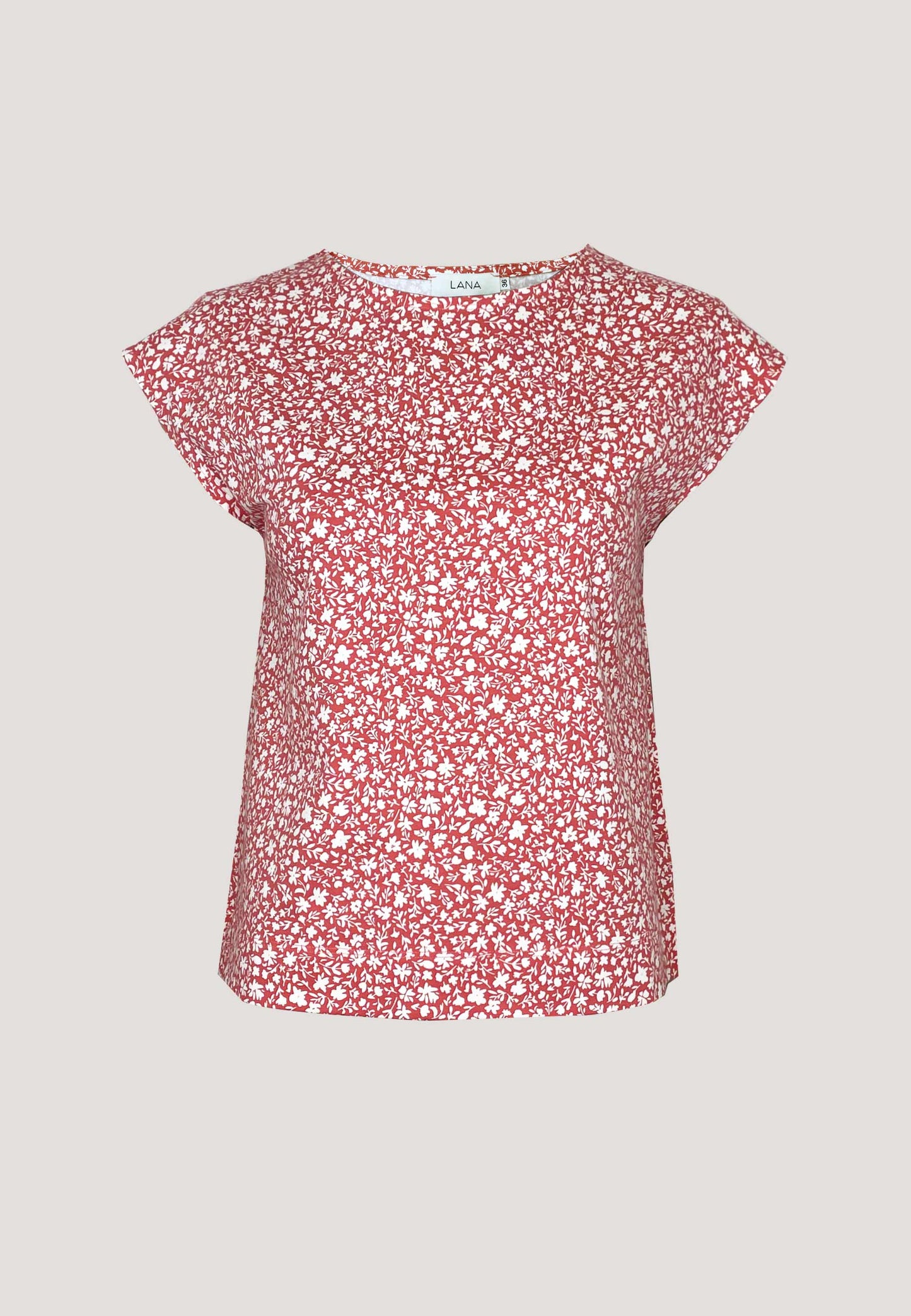Shirt, Modell Kim mit rotem Blumendruck, kurzen Ärmeln und lockerem Schnitt aus leichtem, angenehmem Stoff
