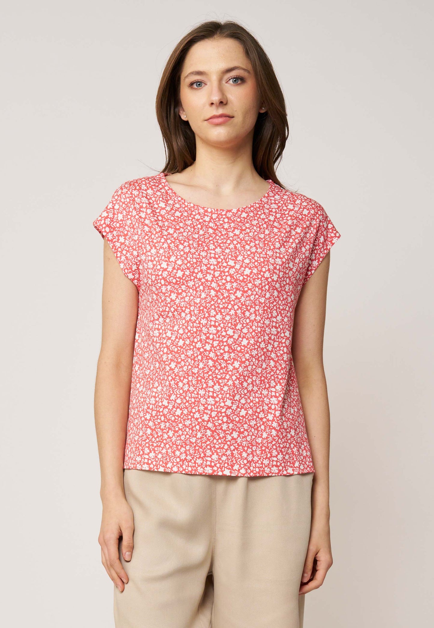 Shirt, Modell Kim in frischem Rot mit kleinem weißem Muster, kurzen Ärmeln und lockerem Schnitt aus luftigem Stoff