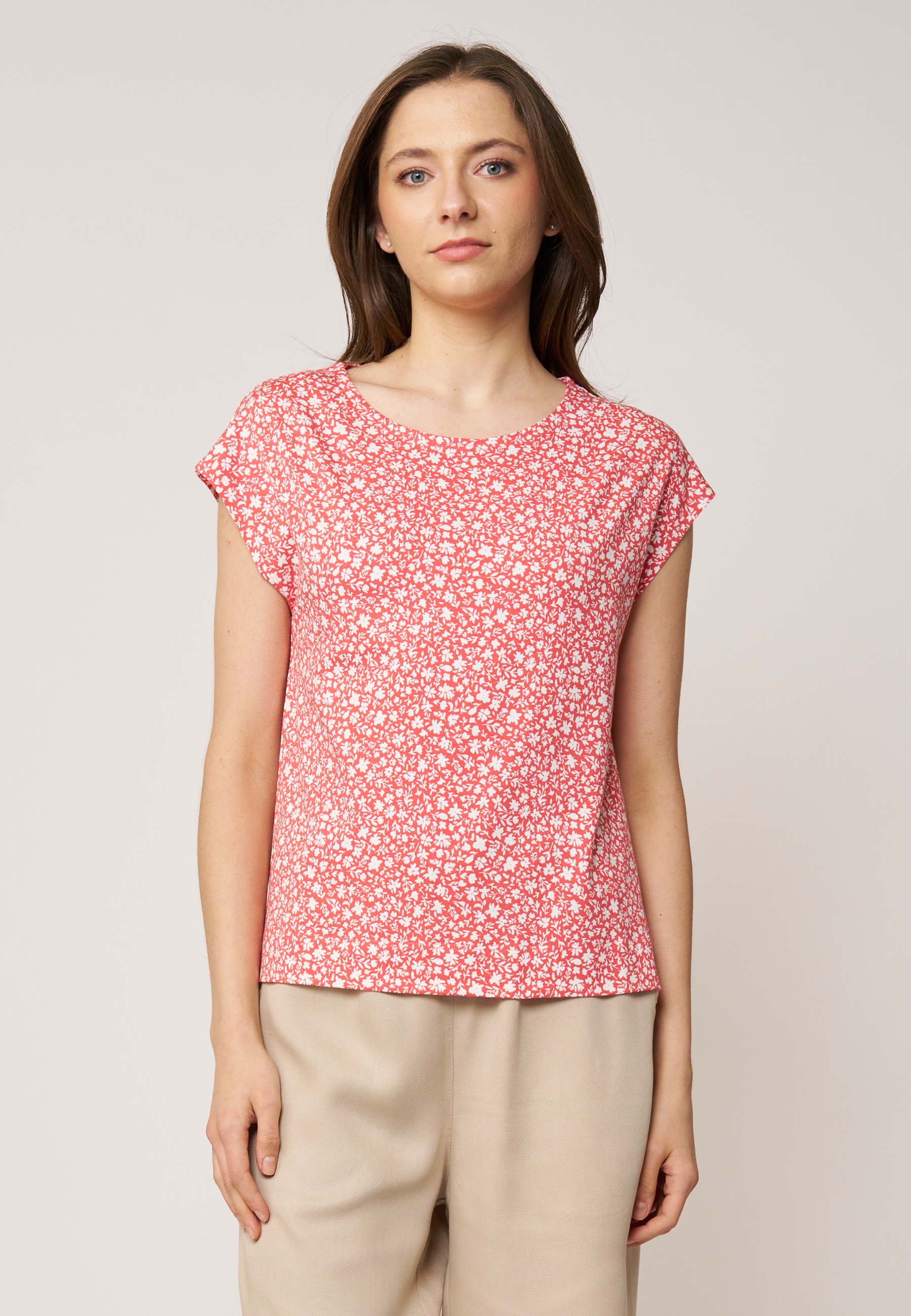 Shirt, Modell Kim in frischem Rot mit kleinem weißem Muster, kurzen Ärmeln und lockerem Schnitt aus luftigem Stoff