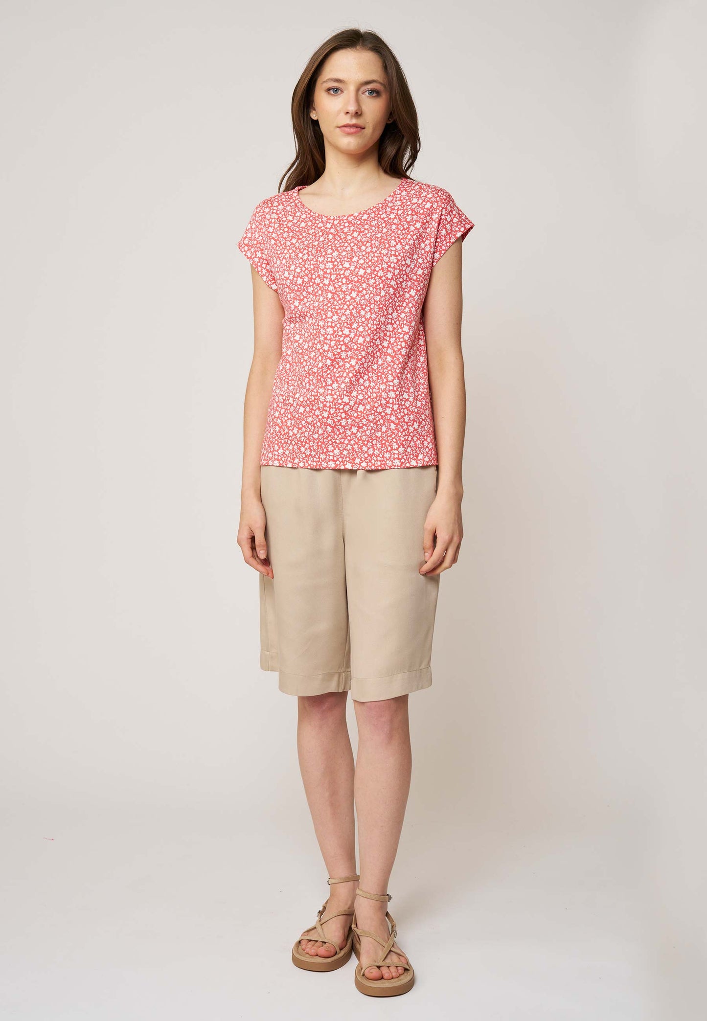 Shirt, Modell Kim mit kurzem Arm und lockerem Schnitt in Rot mit weißem, feinem Muster aus leichtem Stoff