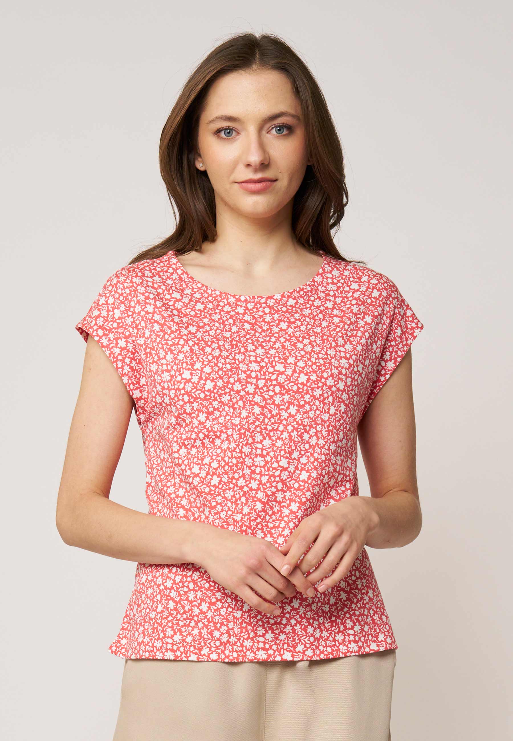 Shirt, Modell Kim mit rotem Grund und weißem Blumendruck, kurzen Ärmeln und leicht taillierter Passform aus weichem Stoff