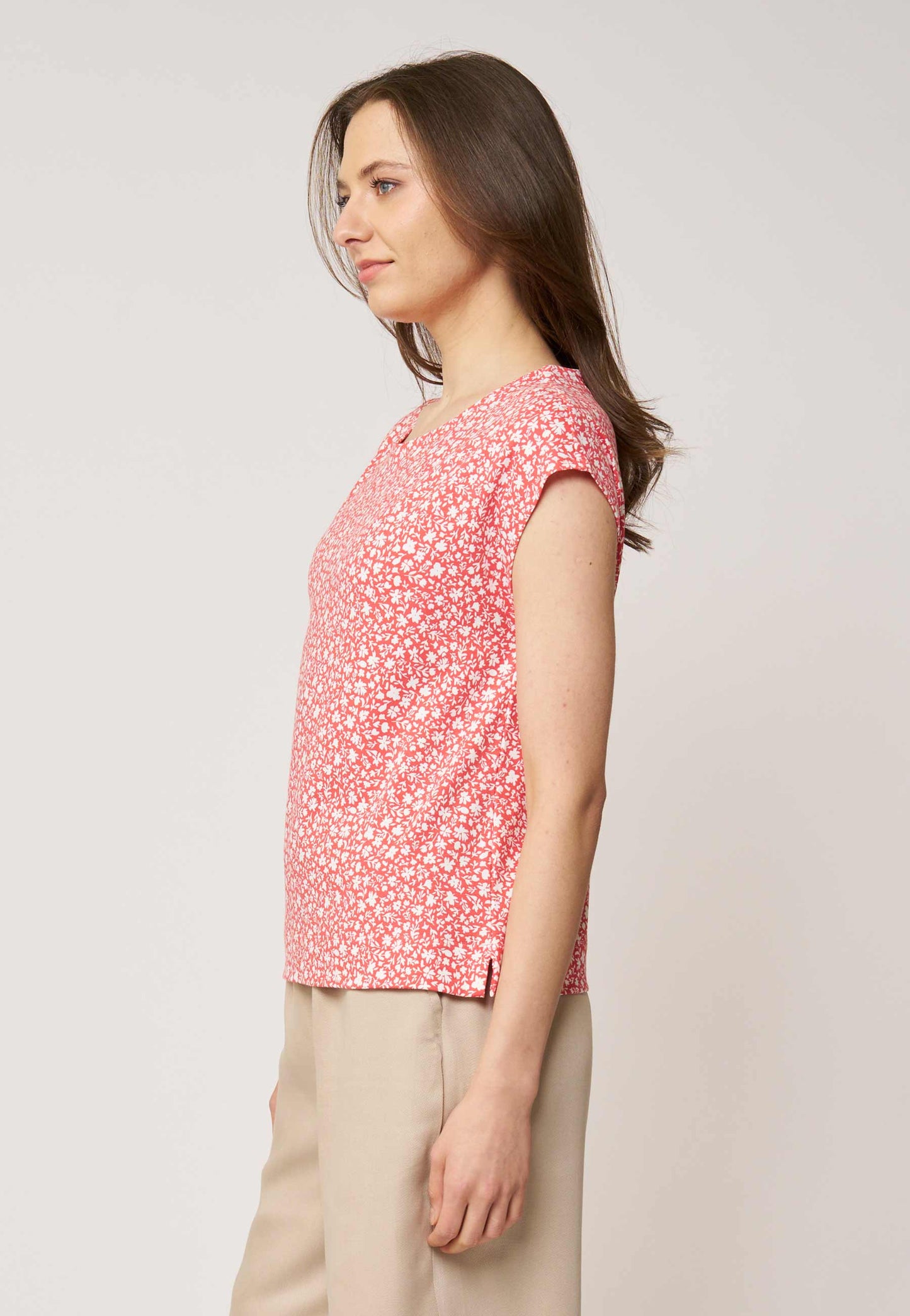 Shirt, Modell Kim mit kurzen Ärmeln und hellem, fließendem Stoff in rotem Farbton mit feinem Muster