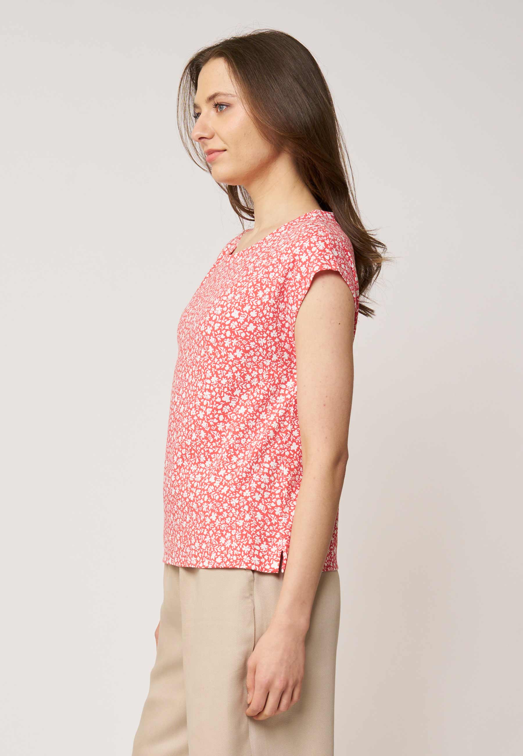 Shirt, Modell Kim mit kurzen Ärmeln und hellem, fließendem Stoff in rotem Farbton mit feinem Muster