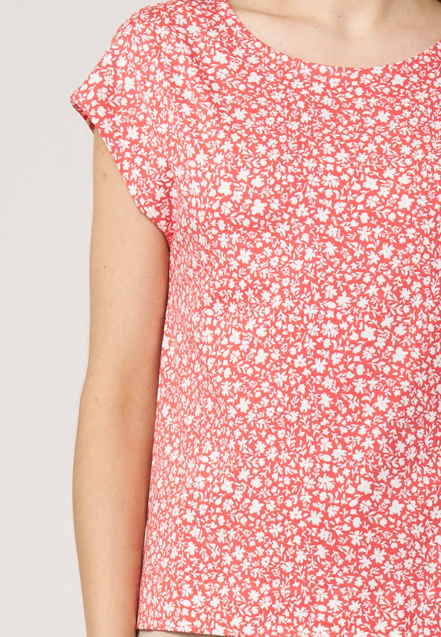 Shirt, Modell Kim mit rotem Blumenmuster, kurzen Ärmeln und lockerem Schnitt aus leichtem, angenehmem Stoff