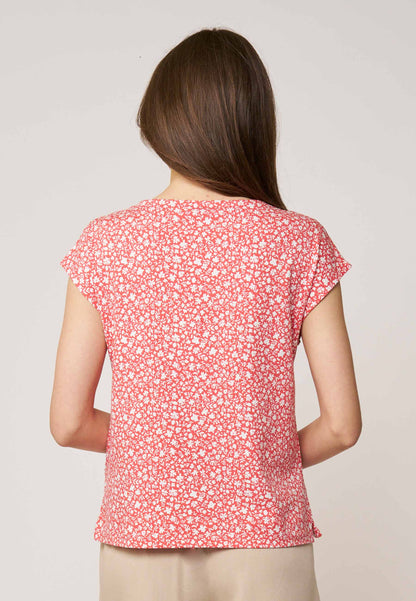 Shirt, Modell Kim in Korall mit weißem Blumendruck, kurzärmlig und leger vom Rücken gezeigt