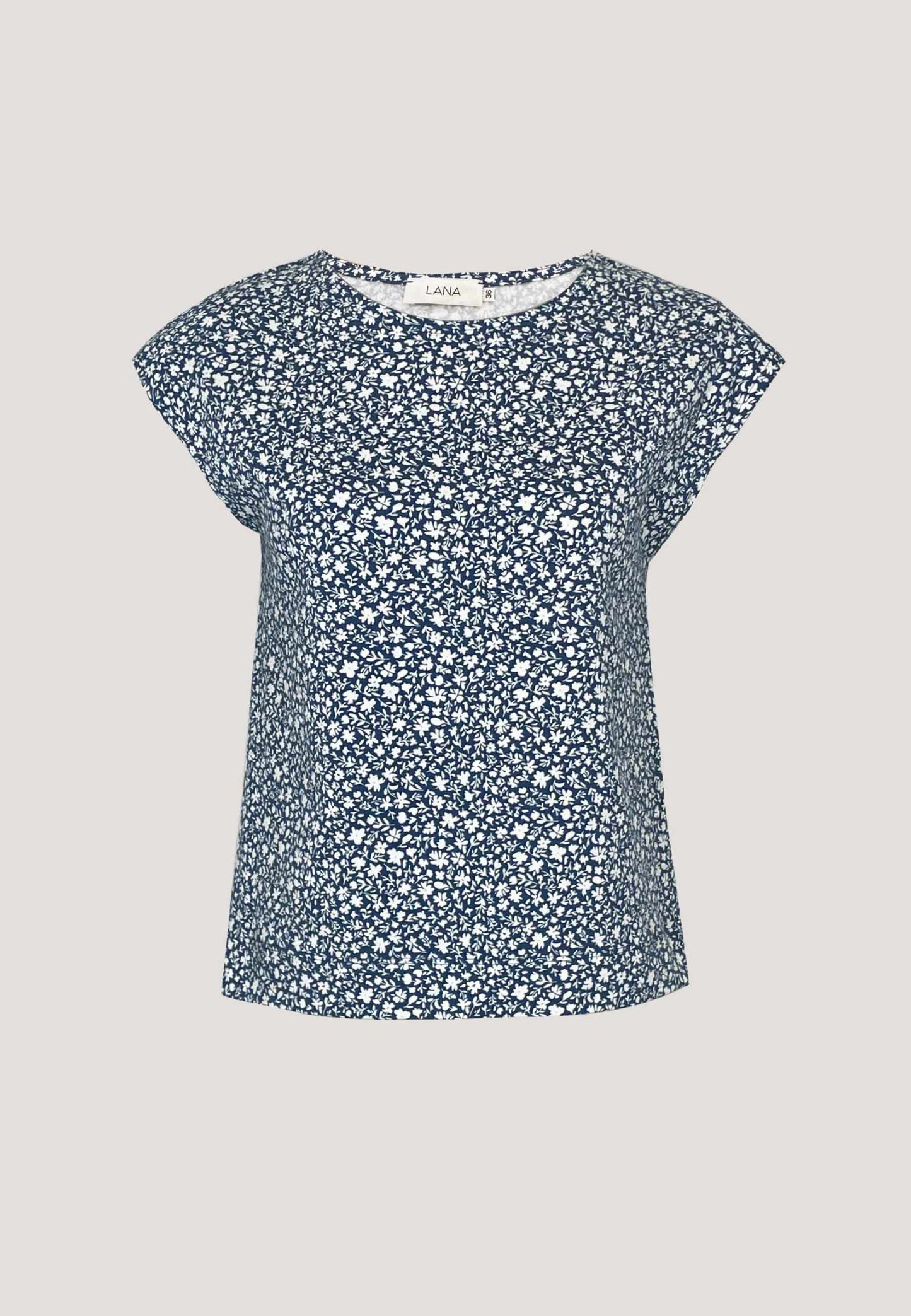 Shirt, Modell Kim mit blauem Blumenmuster, kurzem Ärmel und lockerem Schnitt aus leichtem, angenehmem Stoff