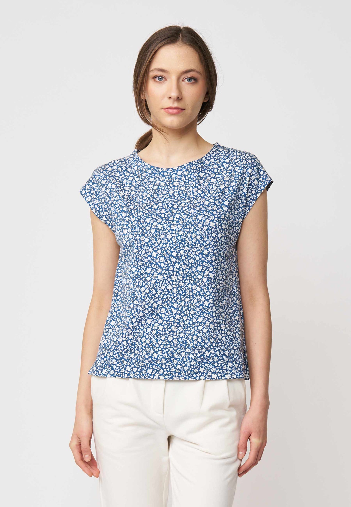 Shirt, Modell Kim mit blauem Blumenprint, kurzen Ärmeln und leichter Passform aus angenehm weichem Material