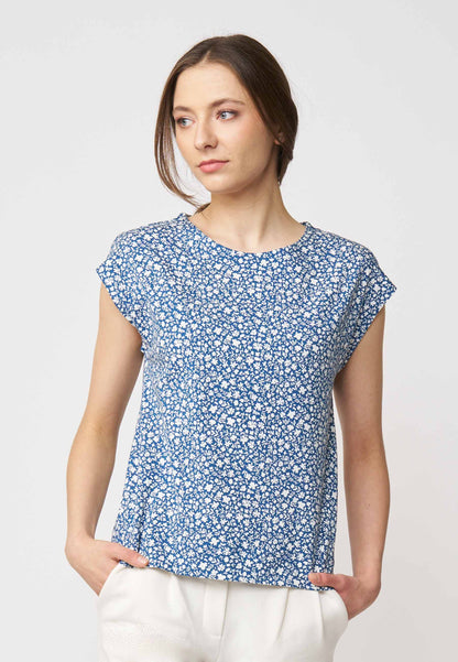 Shirt, Modell Kim mit kurzem Arm und zartem weiß-blauem Blütenmuster in bequemem, leichtem Stoff für lässigen Look