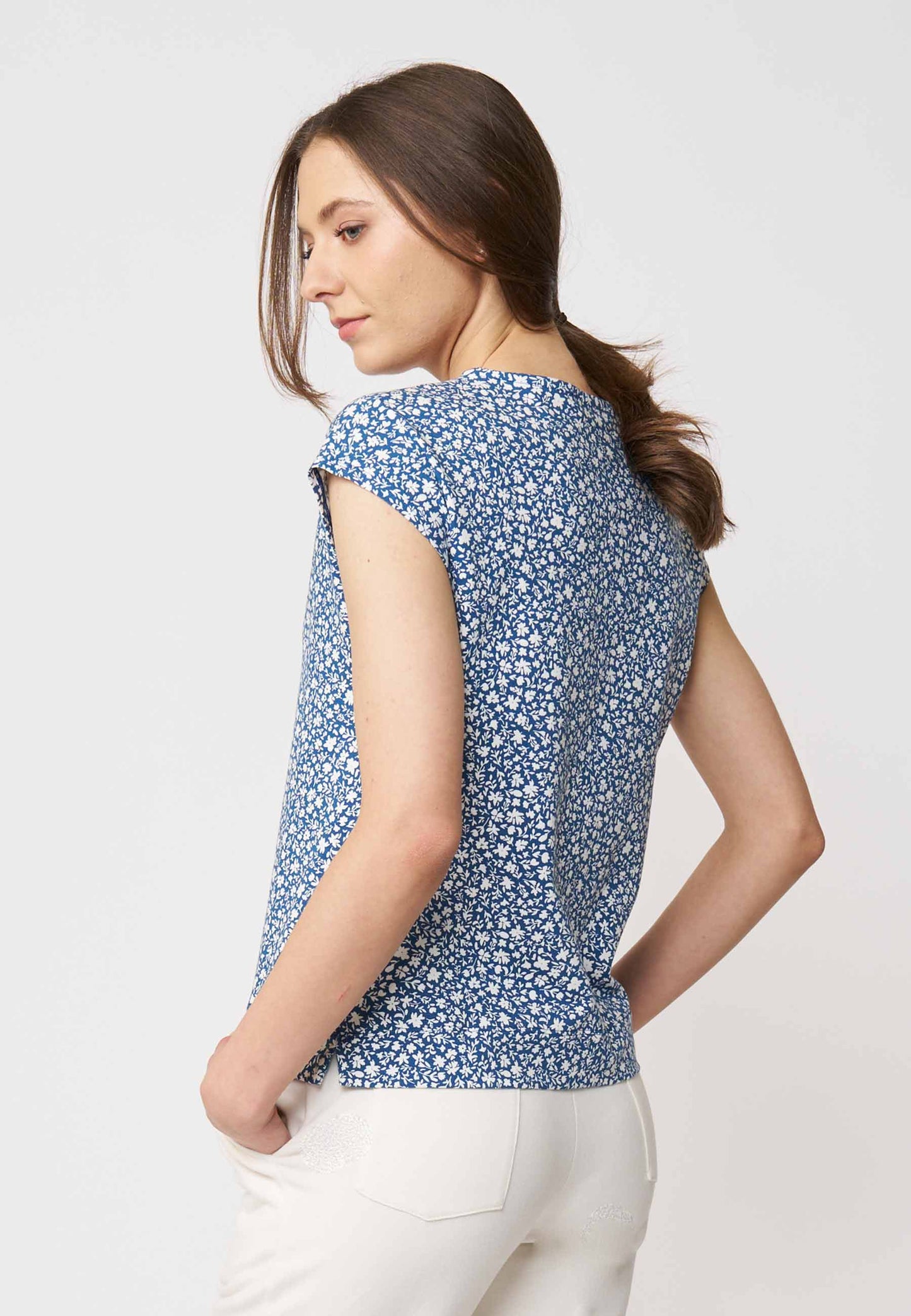 Shirt, Modell Kim mit blauem Blumenmuster, kurzen Ärmeln und angenehm leichtem Stoff für lockeren Sitz