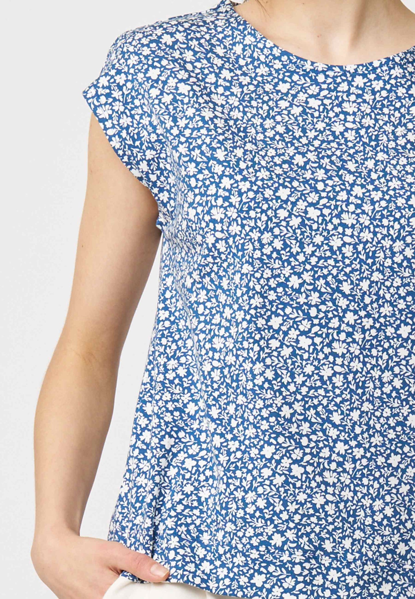 Shirt, Modell Kim mit zartem weißen Blumenmuster auf blauem Grund und kurzem, leicht umgeschlagenem Ärmel
