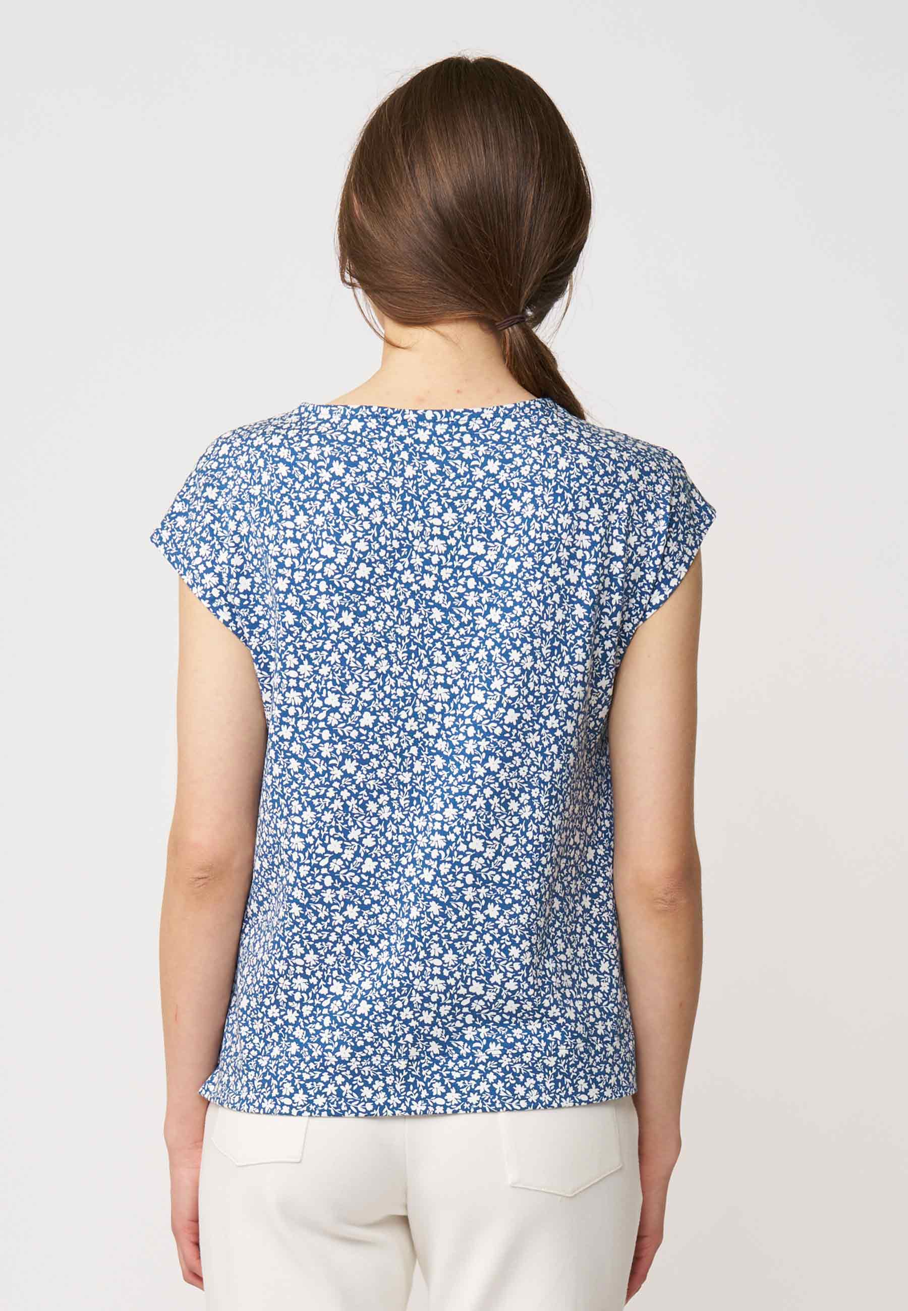 Shirt, Modell Kim mit blauem Grund und kleinem weißen Blumenmuster, kurzem lockerem Ärmel und leichtem, fließendem Stoff