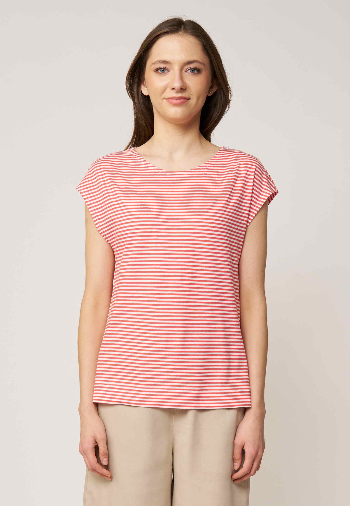 Shirt, Modell Kim mit roten und weißen Streifen, kurzen überschnittenen Ärmeln und lockerem Schnitt aus weichem Material