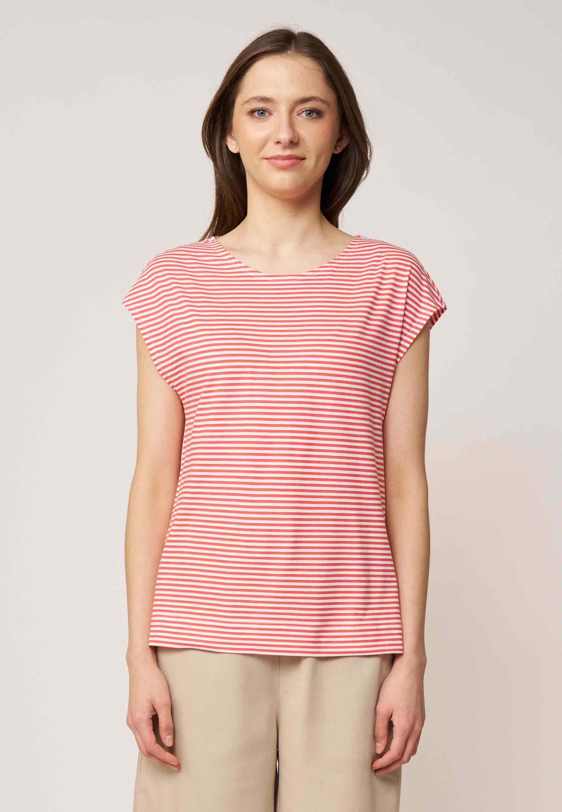 Shirt, Modell Kim mit roten und weißen Streifen, kurzen überschnittenen Ärmeln und lockerem Schnitt aus weichem Material