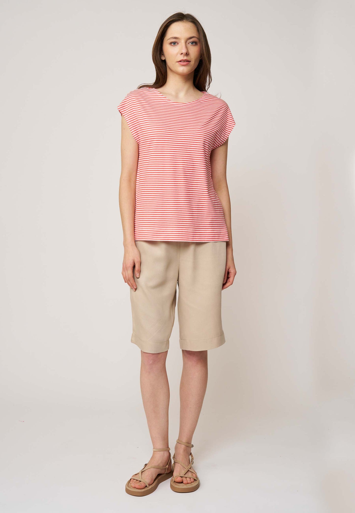 Shirt, Modell Kim mit kurzen Ärmeln und feinem, rot-weiß gestreiftem Muster in lockerem Schnitt aus leichtem Stoff