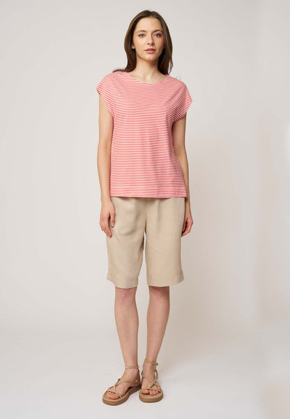 Shirt, Modell Kim mit kurzen Ärmeln und feinem, rot-weiß gestreiftem Muster in lockerem Schnitt aus leichtem Stoff